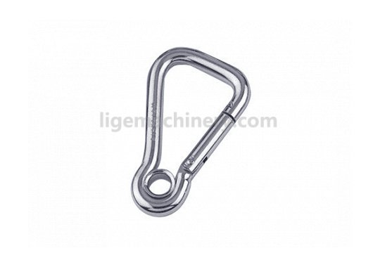 oblique angle snap hook with eyelet